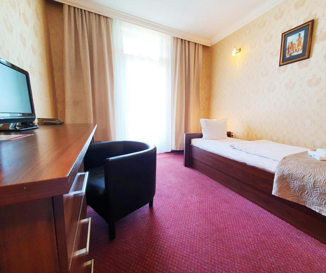 Single Room,677070708:JPEG